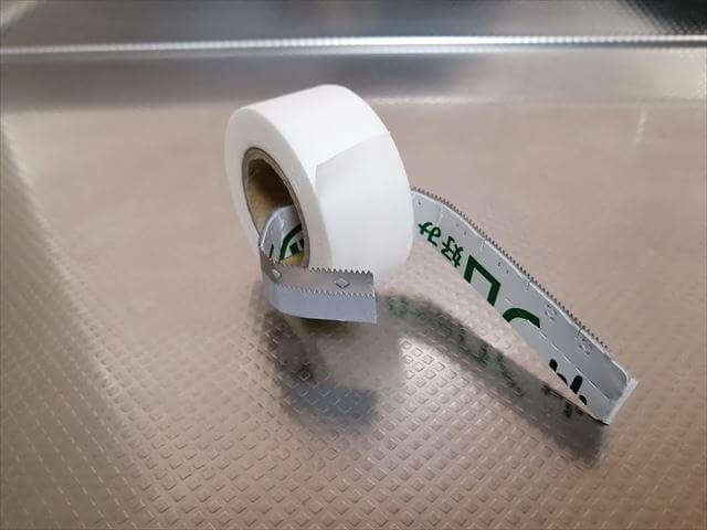 ダイソー塗装用マスキングテープ 白 24mmX16mに業務スーパーラップの刃を巻きつける