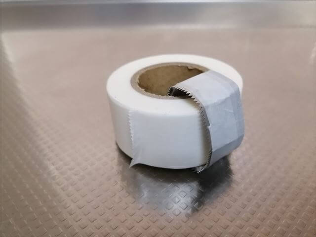 ダイソー塗装用マスキングテープ 白 24mmX16mに業務スーパーラップの刃を巻きつけてマスキングテープでとめる